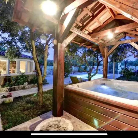 Вилла Robinzon House Bongo With Pool And Jacuzzi